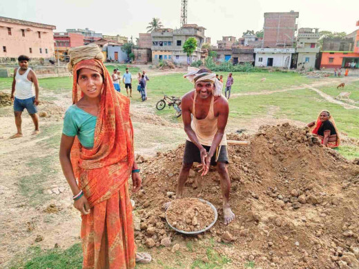 चंदा जमा कर सड़क बना रहे ग्रामीण, जनप्रतिनिधियों ने नहीं की मदद